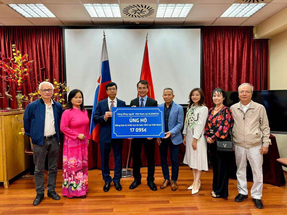 Trao tấm lòng giúp đỡ của bà con Việt Nam tại Slovakia đến với những nạn nhân bão lụt ở Việt Nam